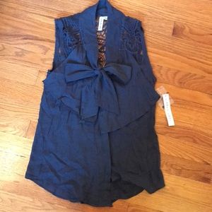 Robbi & Nikki button up tie front lace back tank